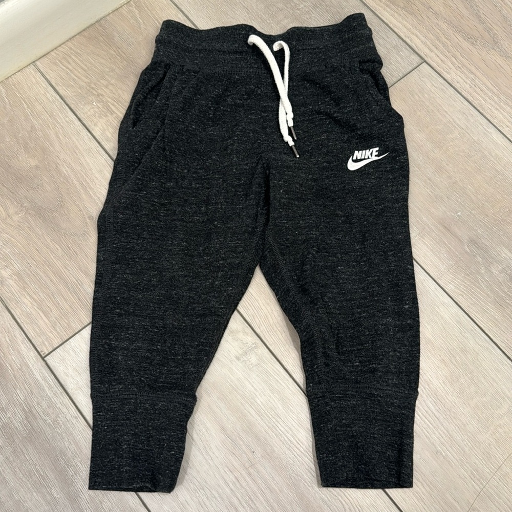 GUC Girls Nike crop sweatpants size 6-8yrs